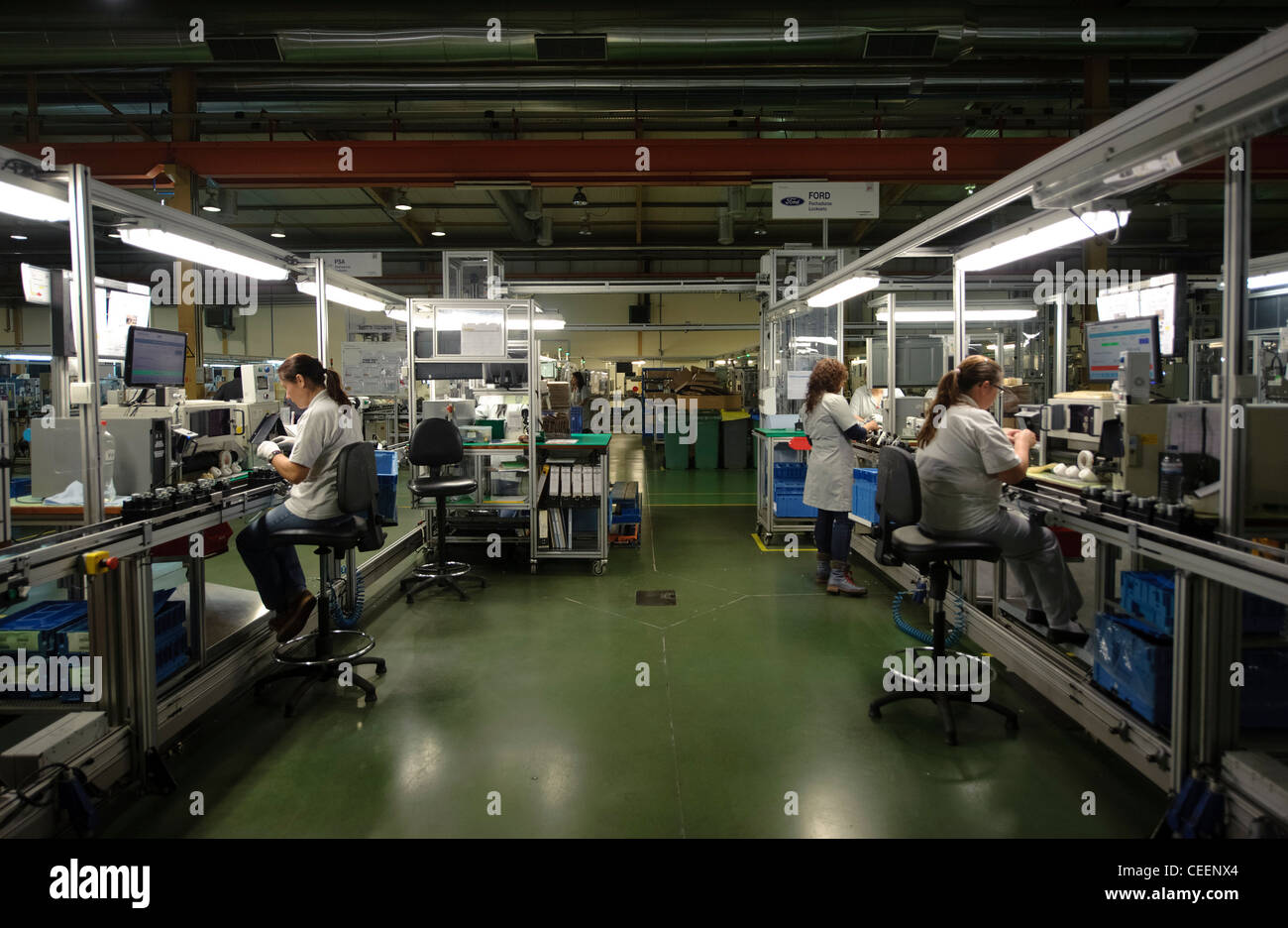 Les travailleurs en usine à la chaîne de montage Banque D'Images