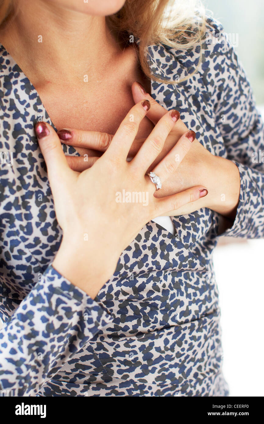 Femme avec douleur à la poitrine Banque D'Images