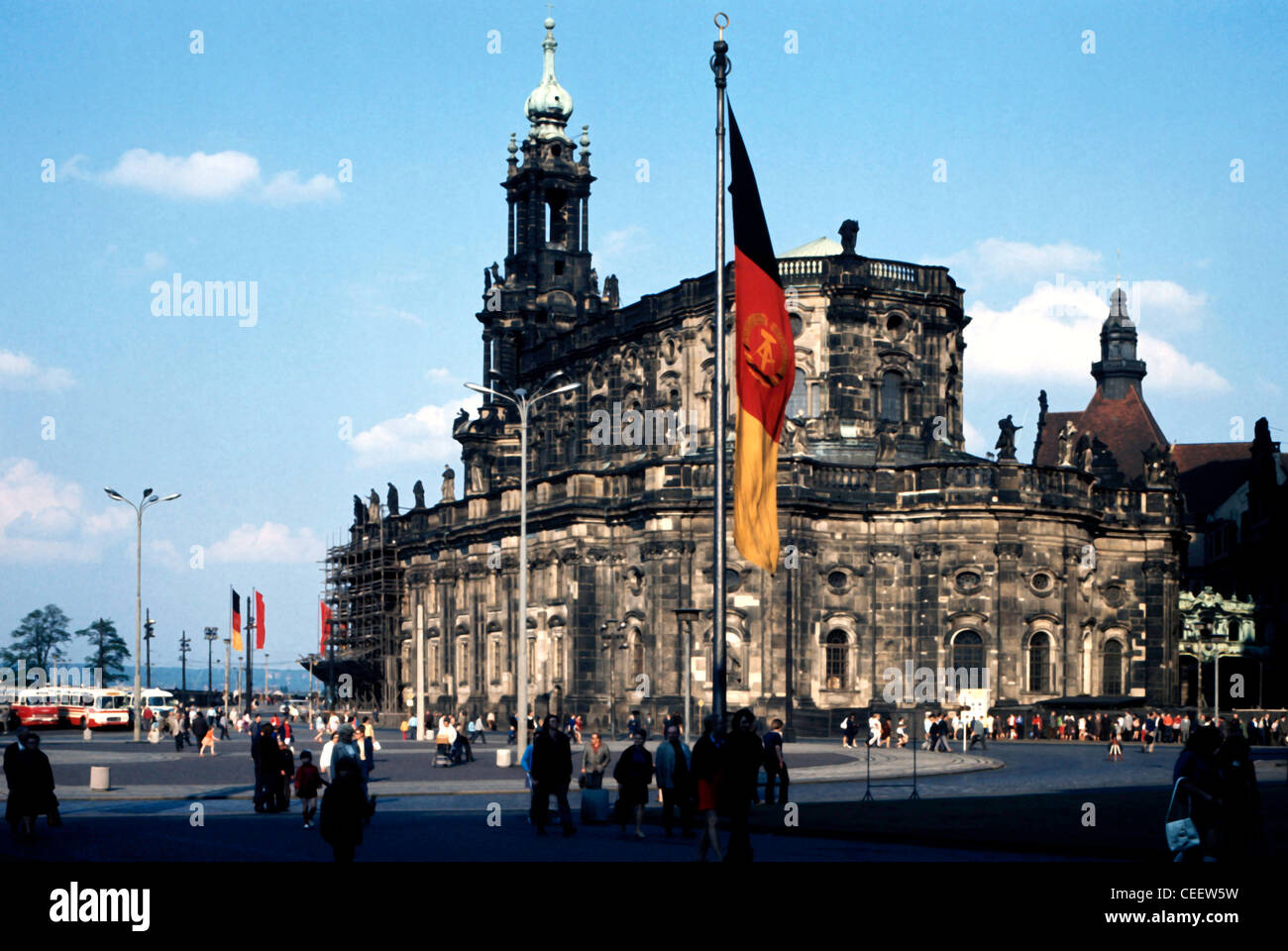 Dresde 1973 : Église catholique Église Hofkirche avec le drapeau national et l'emblème de la RDA. Banque D'Images