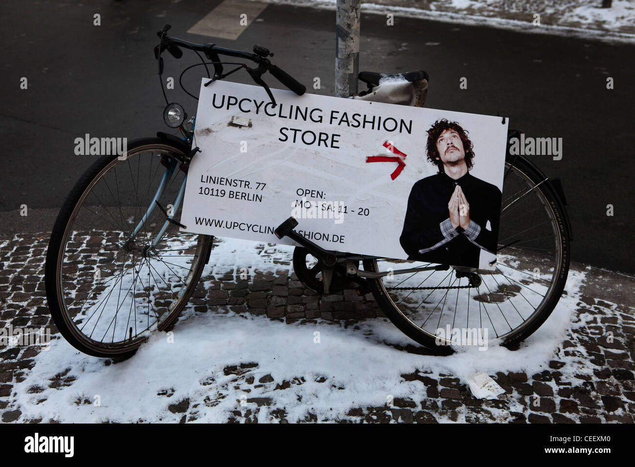 Le panneau publicitaire pour annoncer bike store, Berlin Banque D'Images