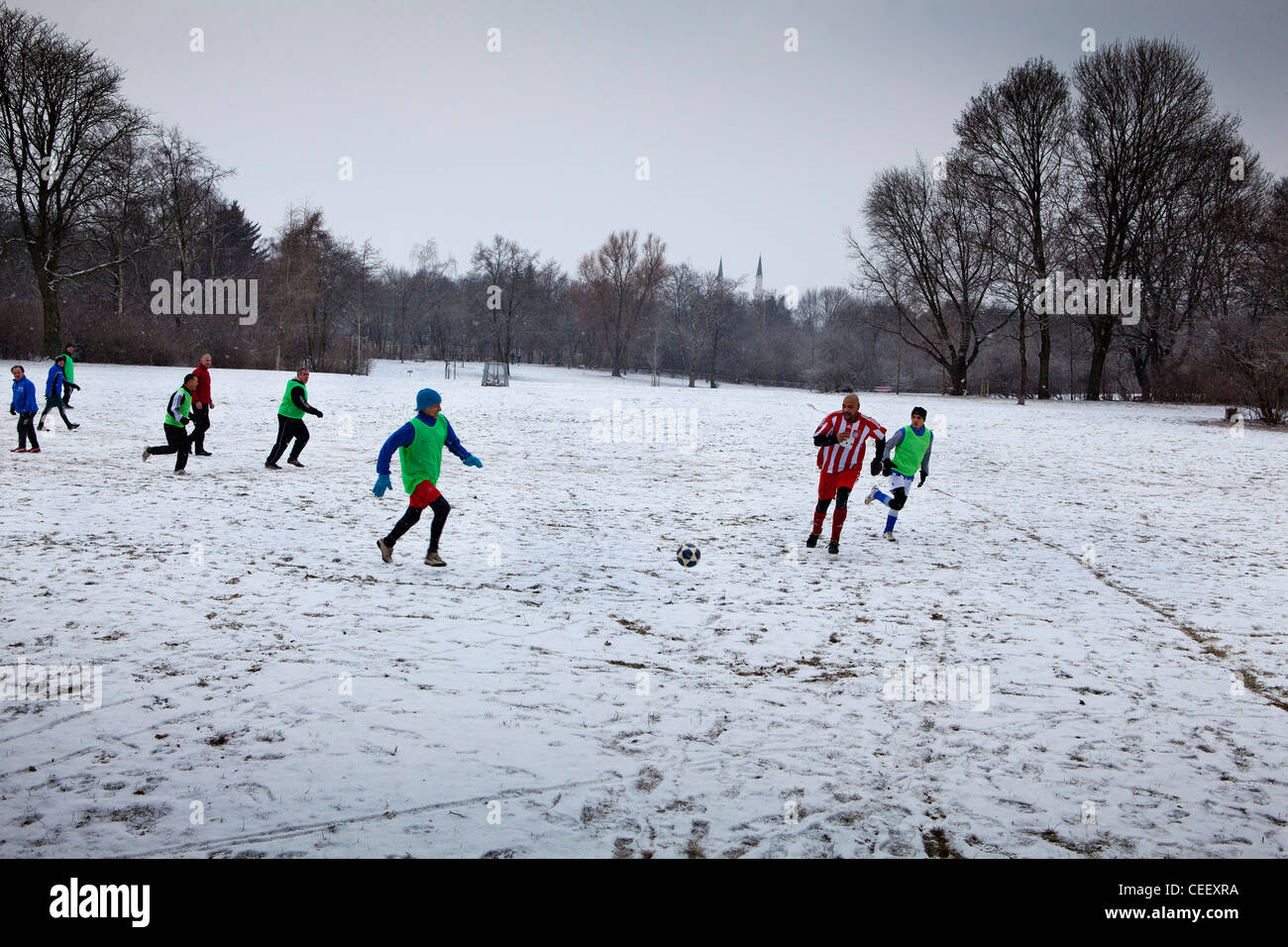 Lecture d'hiver football dans la neige dans le Volkspark Hasenheide, Berlin Banque D'Images