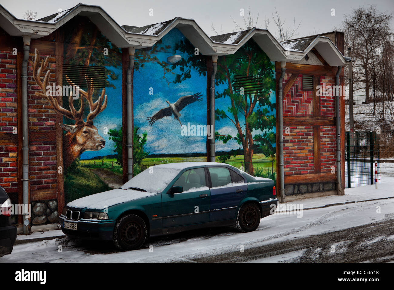 Voiture garée en face de l'ancien paysage peinture murale sur station de tramway, Prenzlauer Berg Banque D'Images