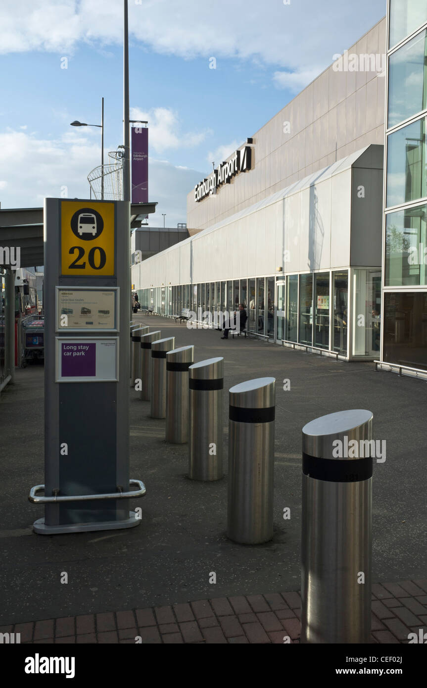 Dh EDINBURGH AIRPORT Édimbourg avant du bâtiment de l'aéroport avec bornes de sécurité Banque D'Images
