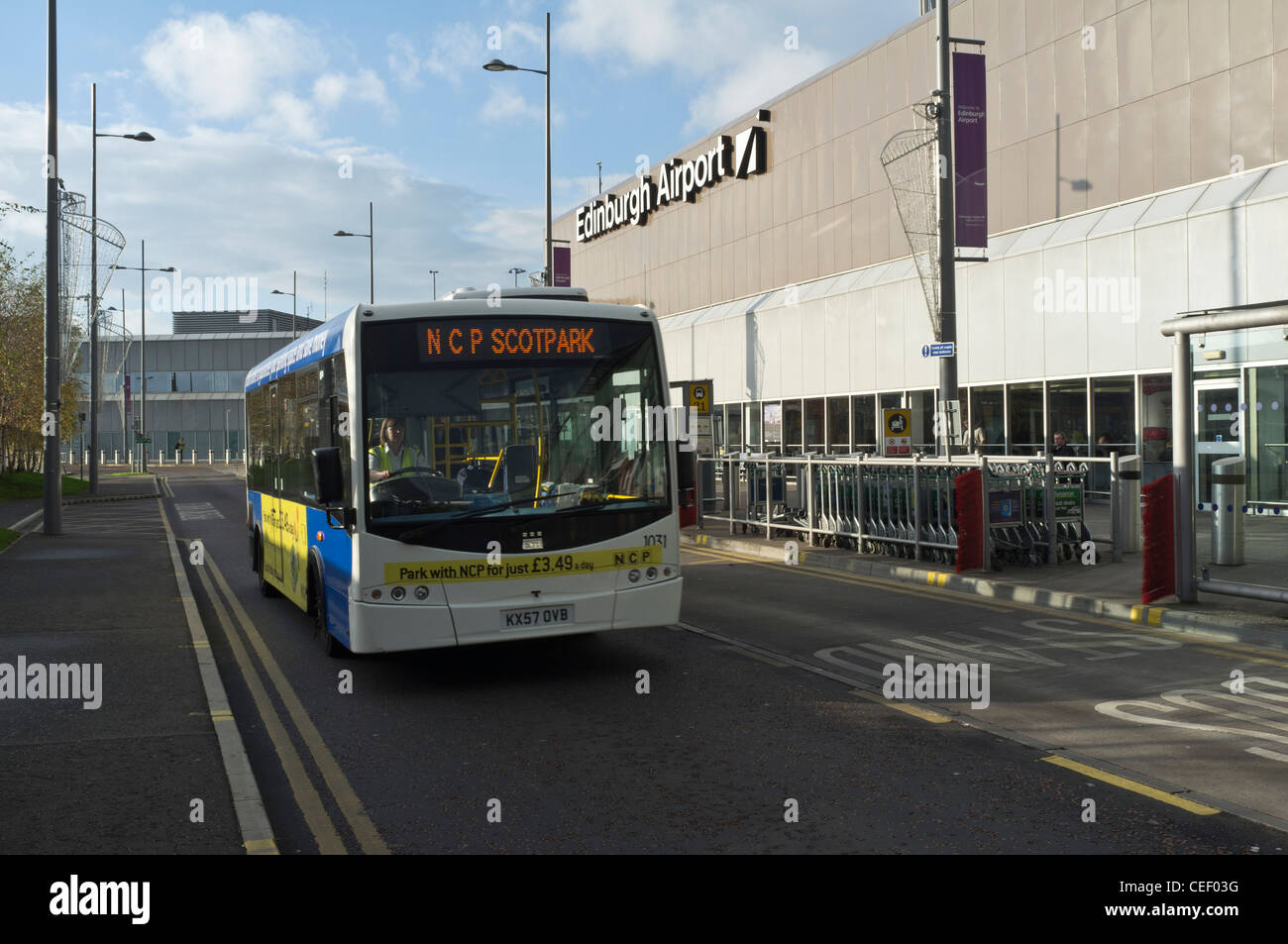 Dh EDINBURGH AIRPORT ÉDIMBOURG PLCN Scotpark park et course bus arrivant à l''aéroport d' Banque D'Images