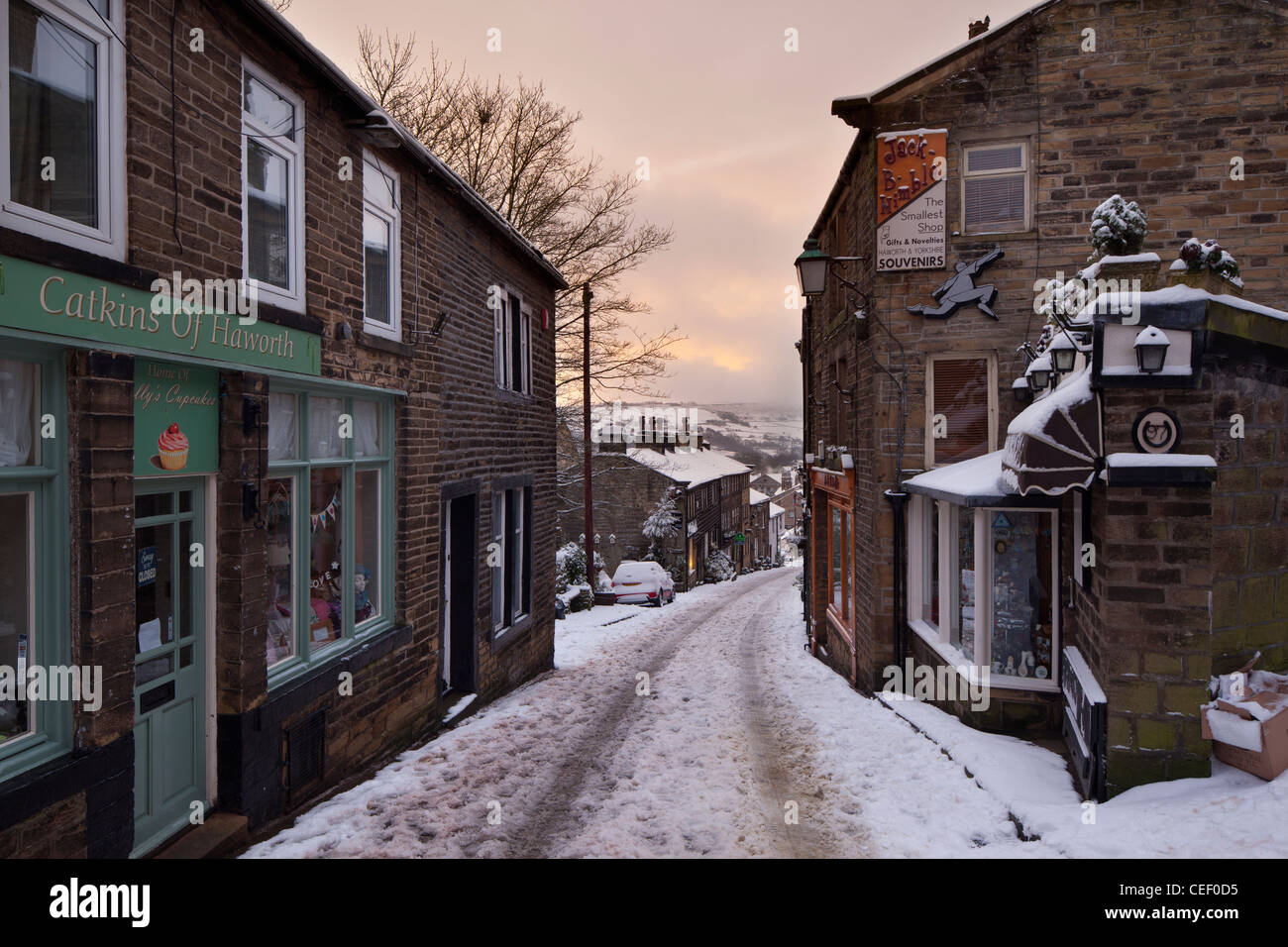 Voir en bas de la rue principale couverte de neige à Haworth, West Yorkshire, Royaume-Uni Banque D'Images