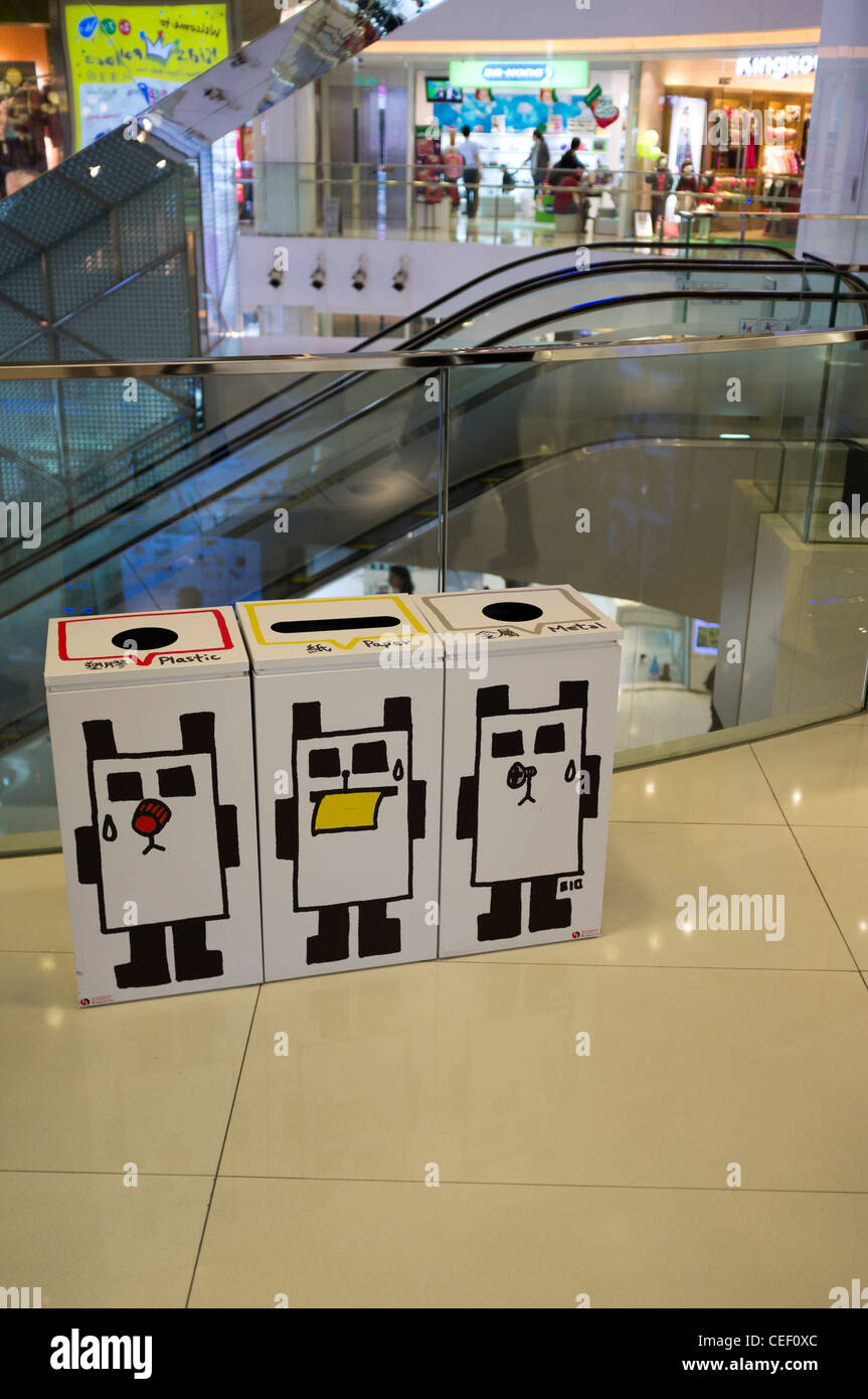 dh Windsor House Shopping Centre CAUSEWAY BAY HONG KONG Chinois bacs de recyclage conçus par des enfants recyclent la poubelle pour enfants en porcelaine Banque D'Images
