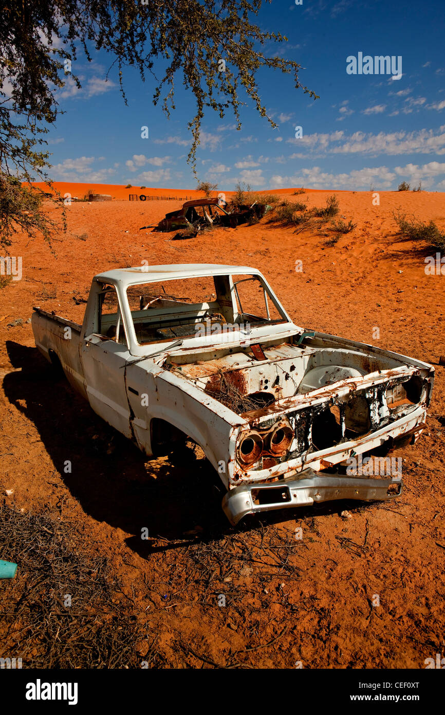 Voiture accidentée dans le désert du Kalahari, près du Parc transfrontalier de Kgalagadi, Afrique du Sud Banque D'Images