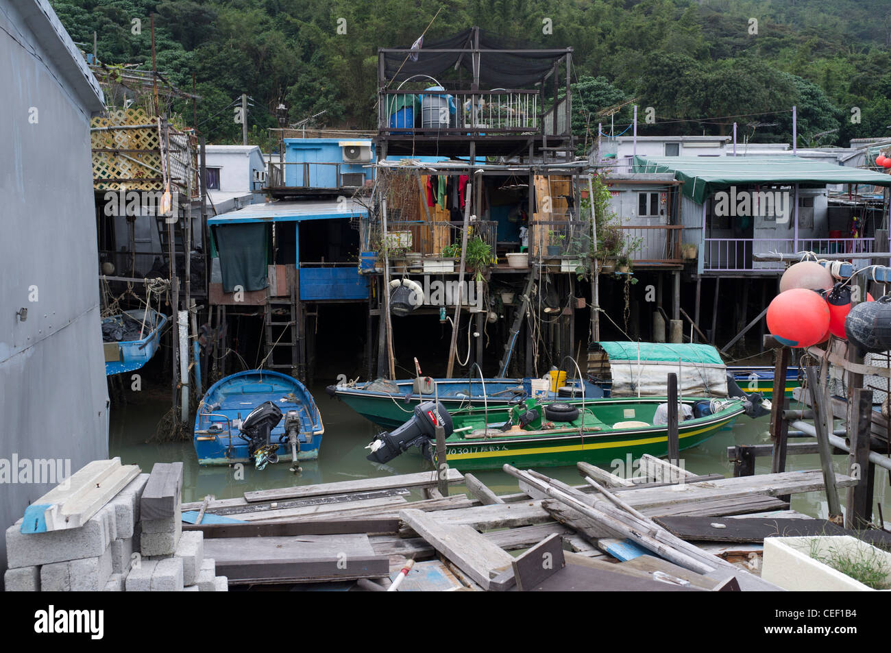 Dh LANTAU Tai O village de pêcheurs de HONG KONG des maisons sur pilotis au-dessus du fleuve et bateaux Banque D'Images