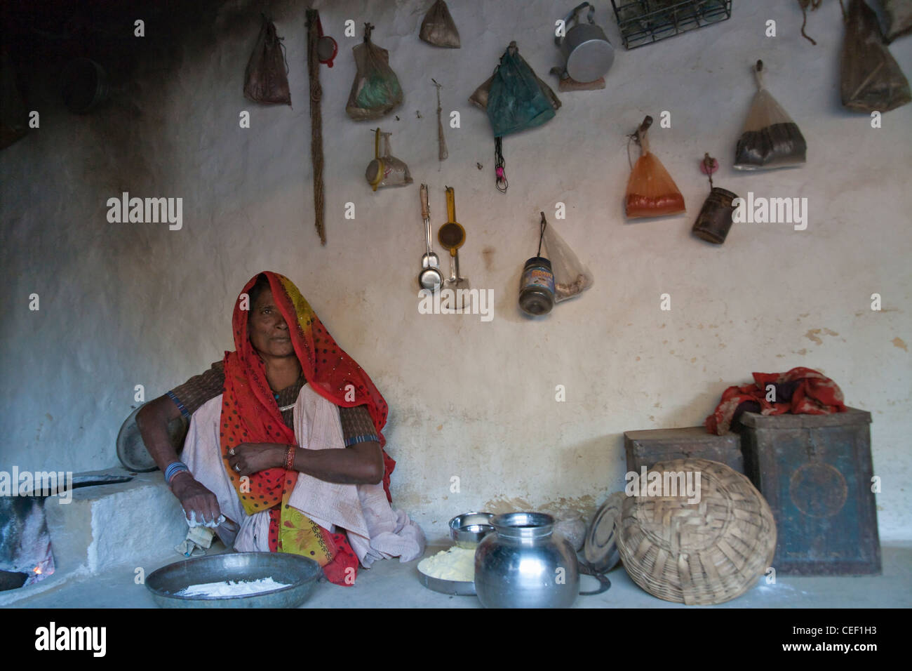 Femme dans le village, Bijaipur, Rajasthan, Inde Banque D'Images