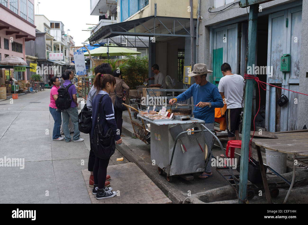 dh Tai O fast food stall LANTAU HONG KONG Chine street vendor boutiques chinois fastfood adolescents asie asiatique Banque D'Images
