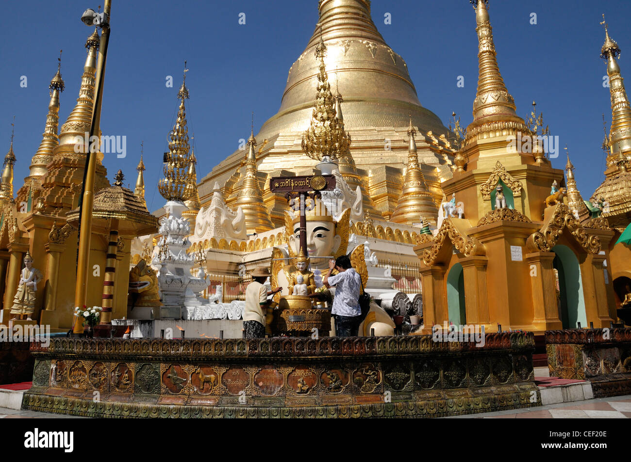 La Pagode Shwedagon stupa principal or dôme dôme monument bouddhiste le bouddhisme site sainte religion religieux yangon myamnar Banque D'Images