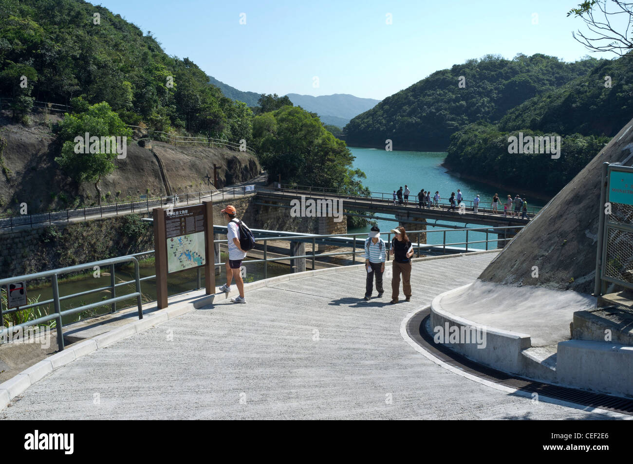 Dh Tai Tam Tam TAI réservoir marcheurs dans HONG KONG Tai Tam country park information board parcs d'affiches Banque D'Images