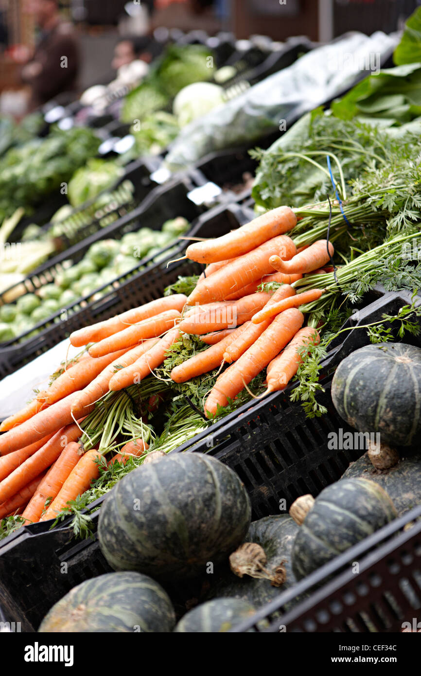 Des carottes sur market stall Banque D'Images