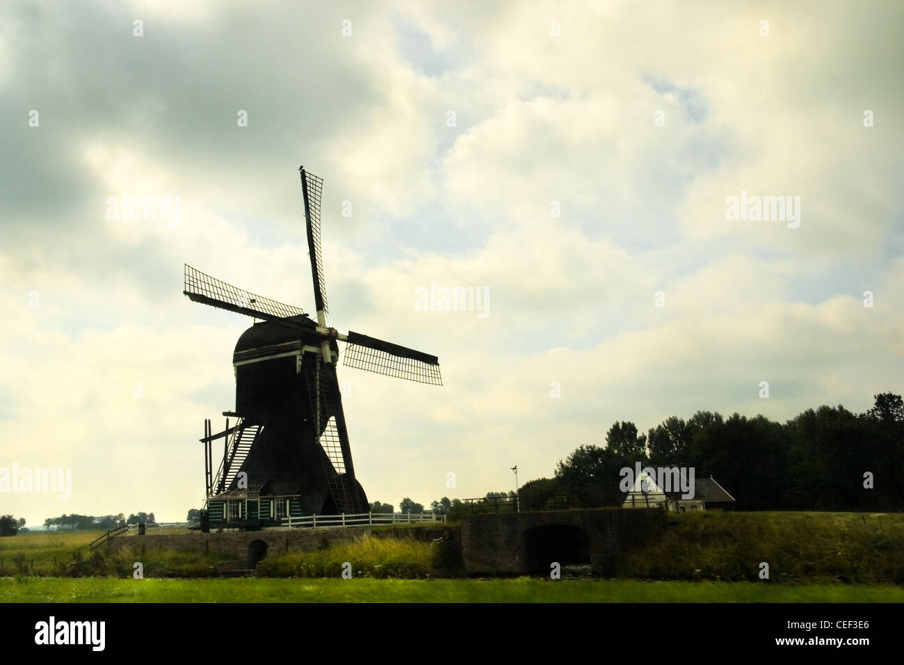 Silhouette de moulin à vent hollandais en pays landsape sous un ciel de brassage en été Banque D'Images