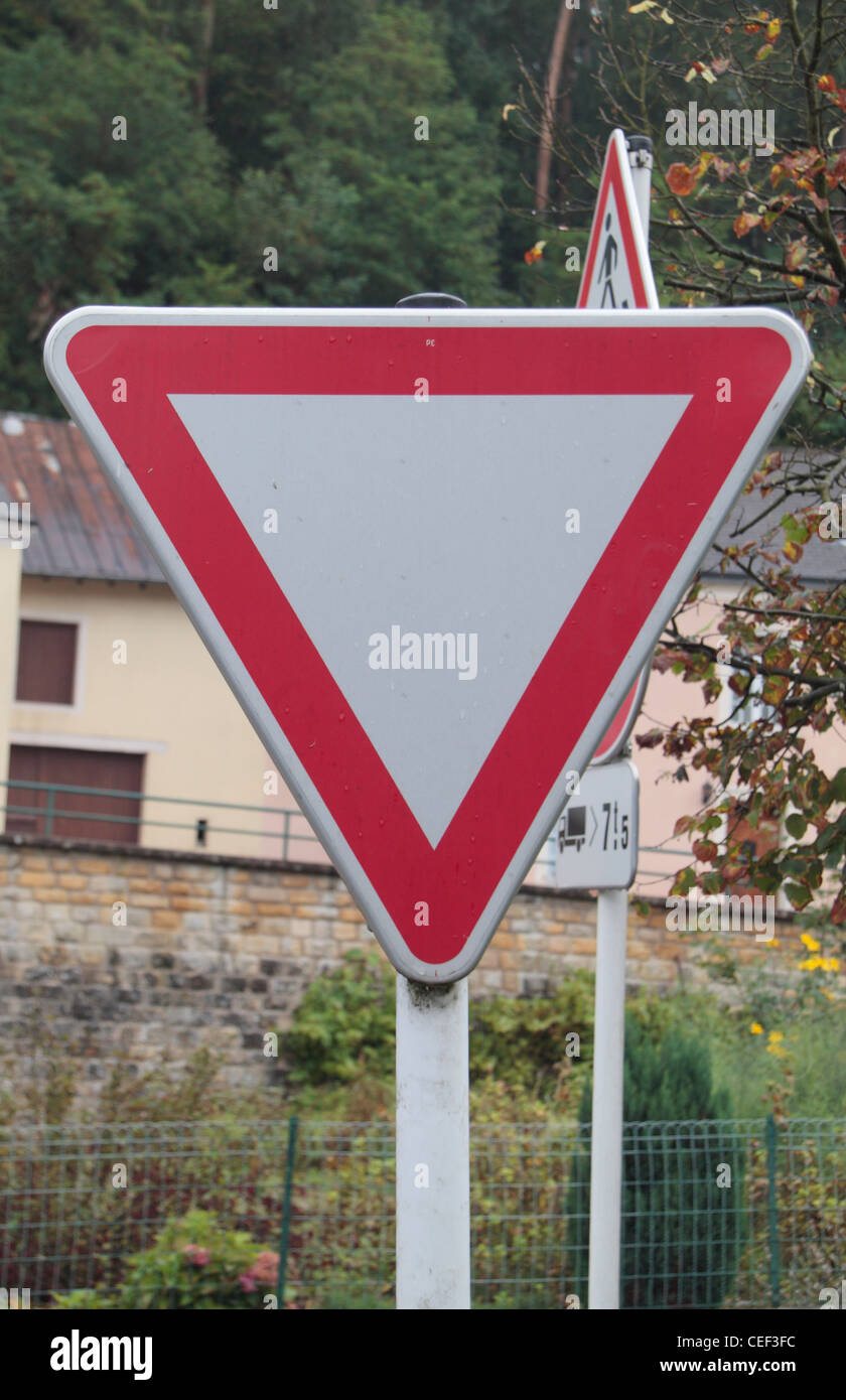 Un triangle inversé en blanc signalisation (signifiant 'Yield') à ...