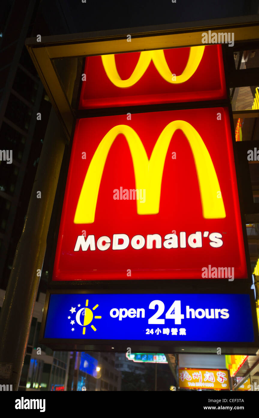 dh WAN CHAI HONG KONG McDonalds signe ouvert 24 heures chinois fastfood boutiques logo de la chine Banque D'Images