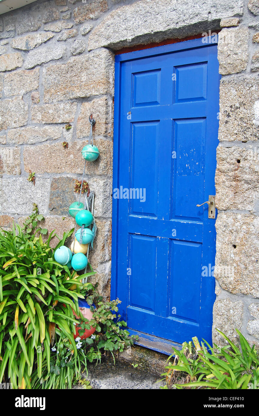 Porte bleue à seaside cottage Banque D'Images