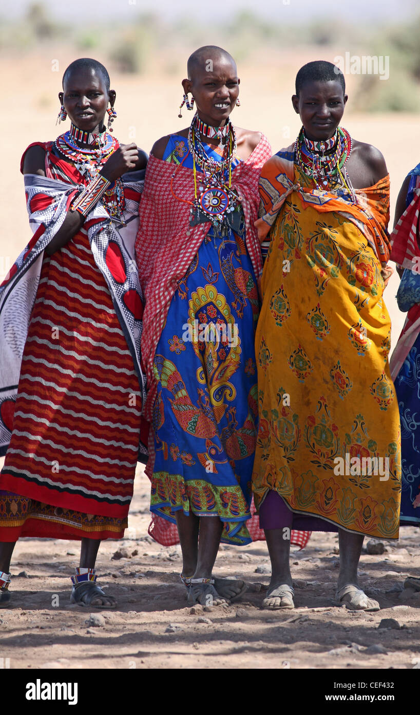 Les femmes masaï près de leur village dans le Parc national Amboseli, Kenya, Afrique de l'Est. Banque D'Images