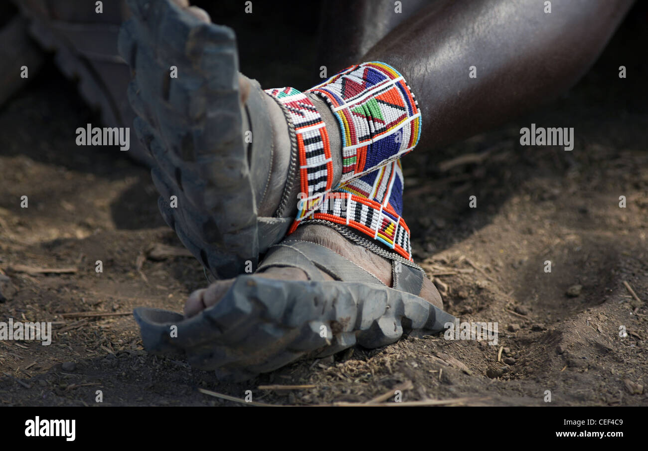 La cheville de l'homme Massaï et les chaussures bijoux faits de vieux pneus moto, Parc National d'Amboseli, Kenya, Afrique de l'Est. Banque D'Images