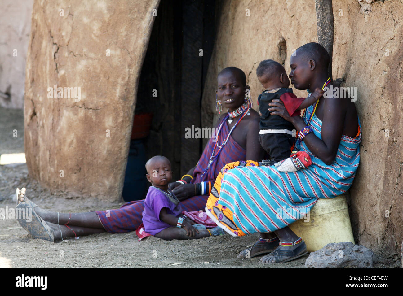 Les femmes masaï et les enfants dans leur village, Parc National d'Amboseli, Kenya, Afrique de l'Est. Banque D'Images