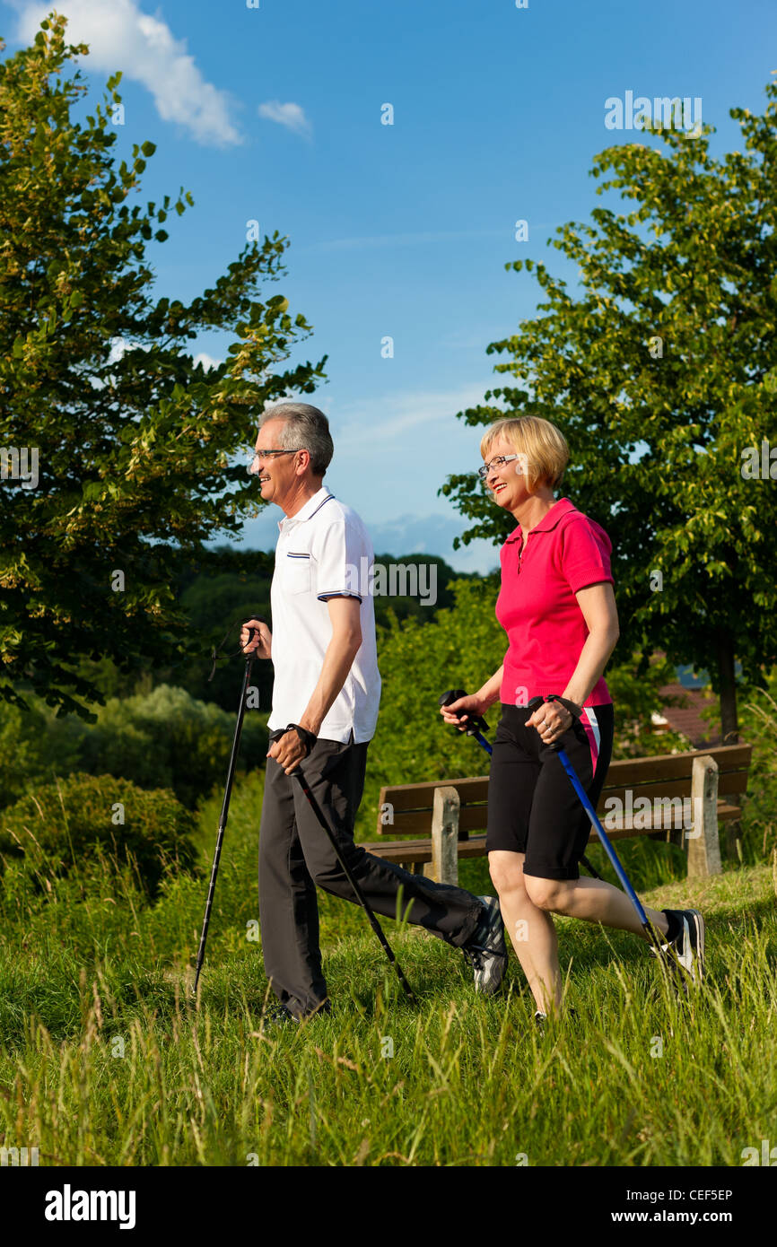 Marche nordique - heureux et bien les sports en plein air d'été Banque D'Images