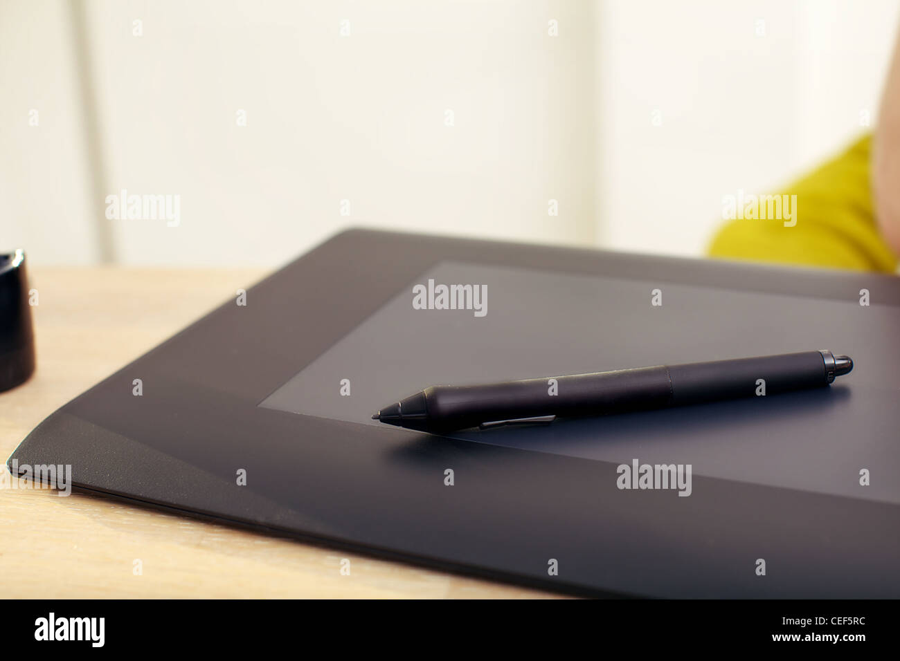 Clsoeup d'une tablette graphique et un stylo sur un bureau. Banque D'Images
