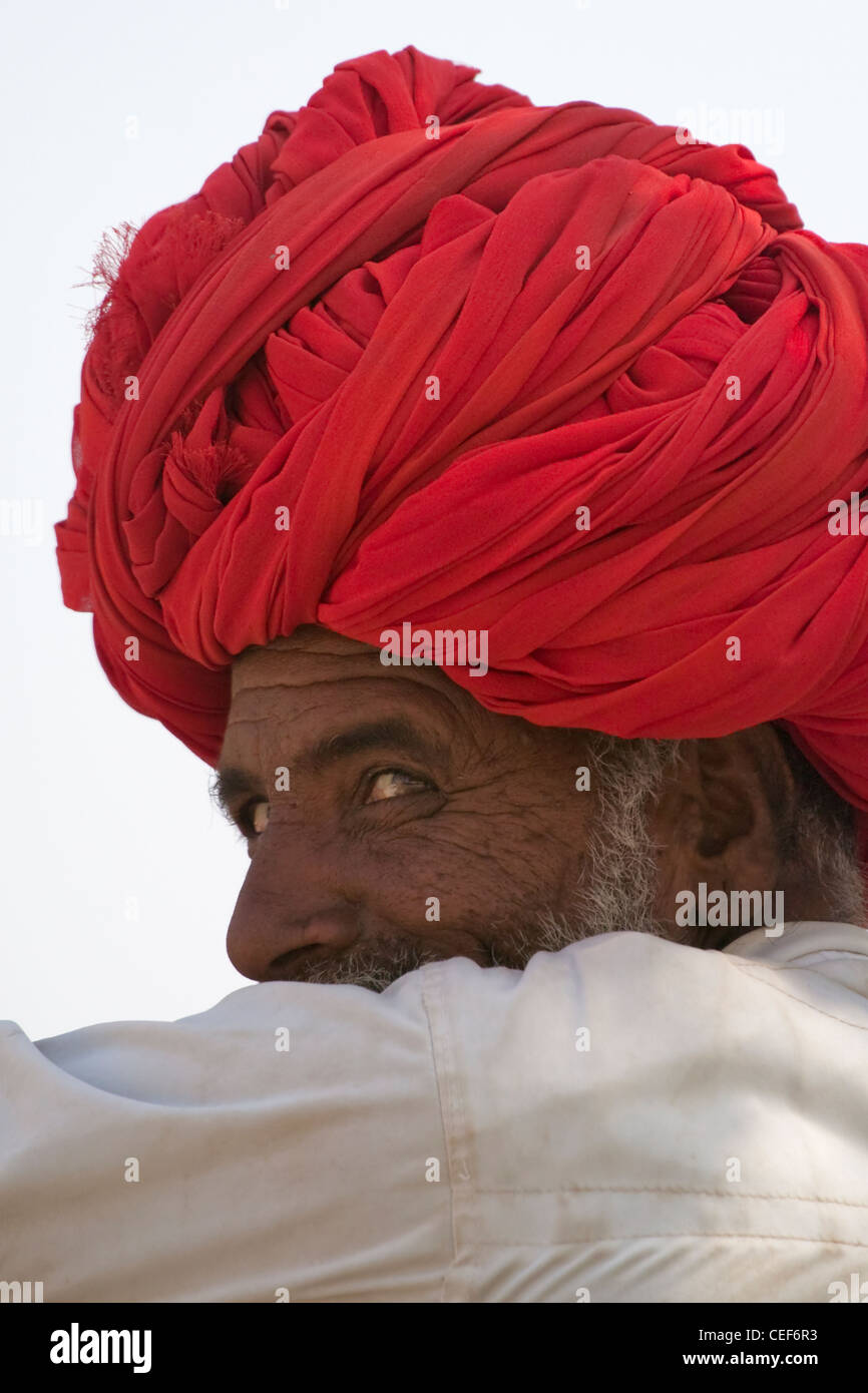 L'homme indien avec turban rouge, Rajasthan, Inde Banque D'Images