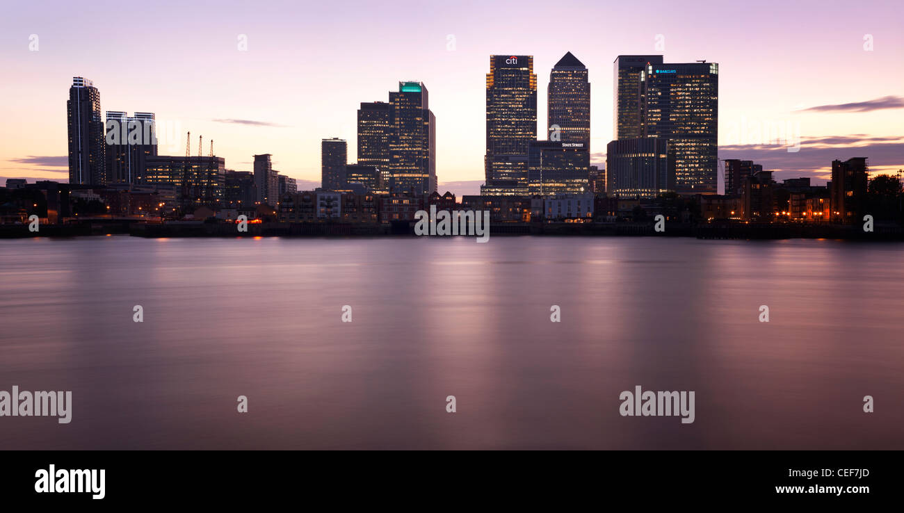 Canary Wharf sur une nuit d'août Banque D'Images