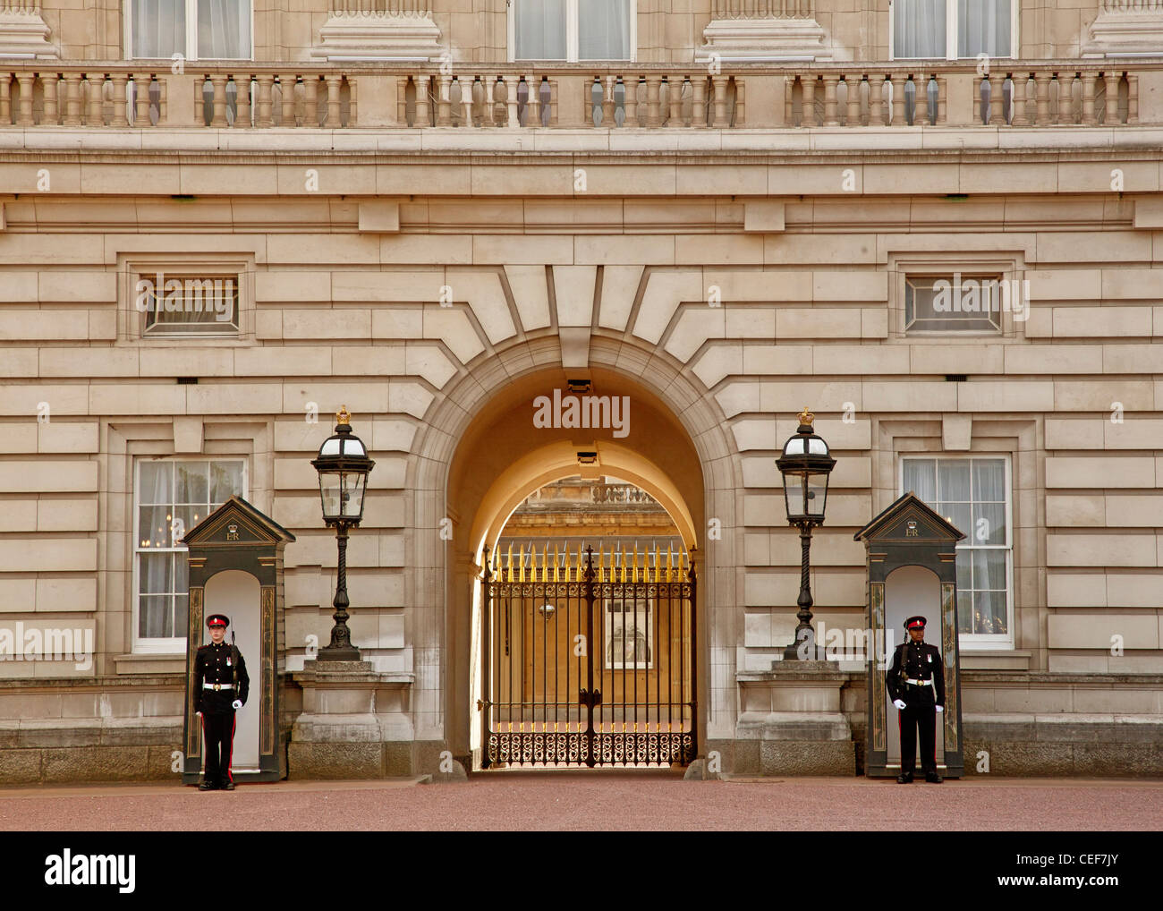 Les gardes à l'extérieur de Buckingham Palace Banque D'Images