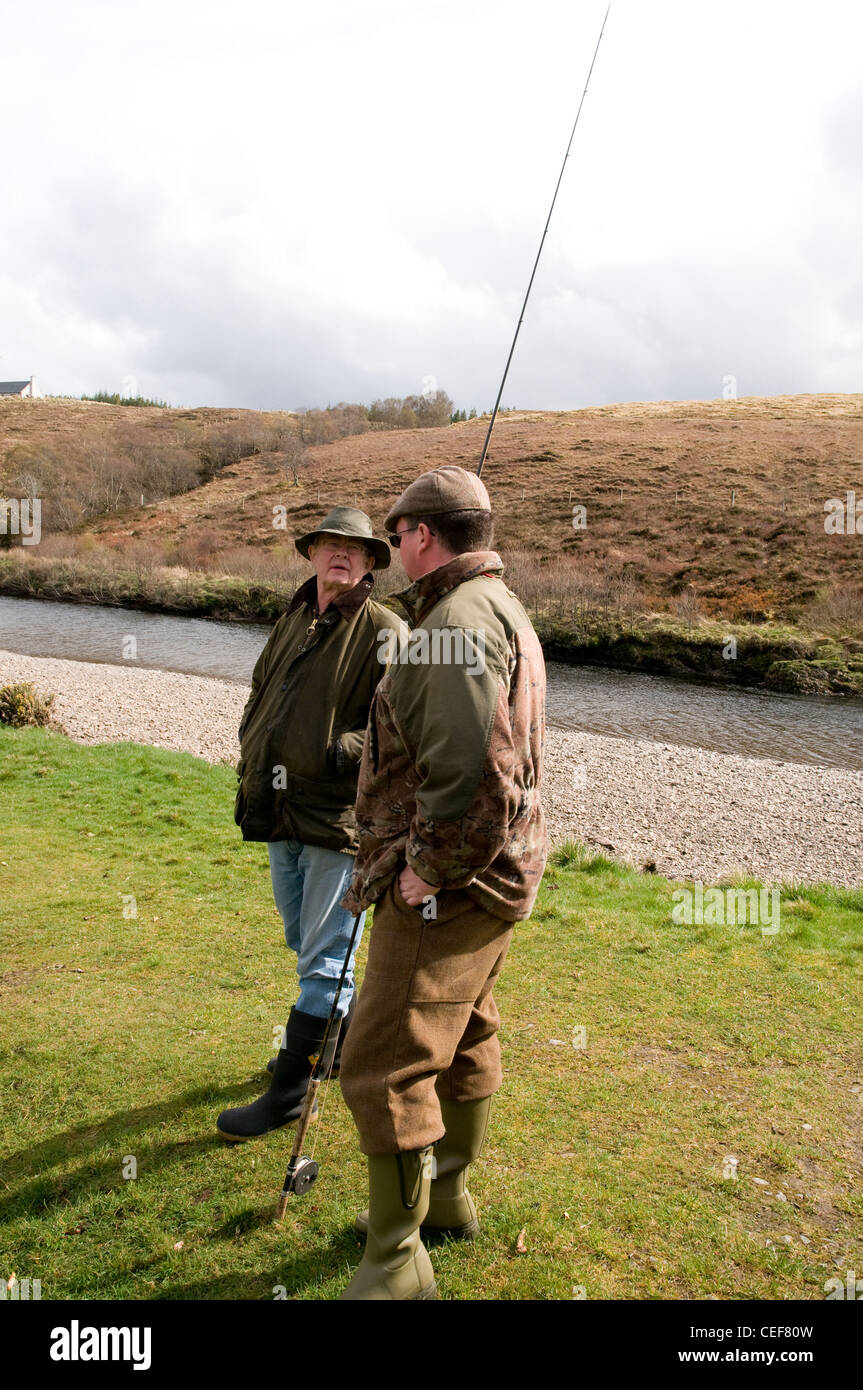 Les pêcheurs de saumon sur les rives de la rivière Oykel, Sutherland, Scotland, UK Banque D'Images