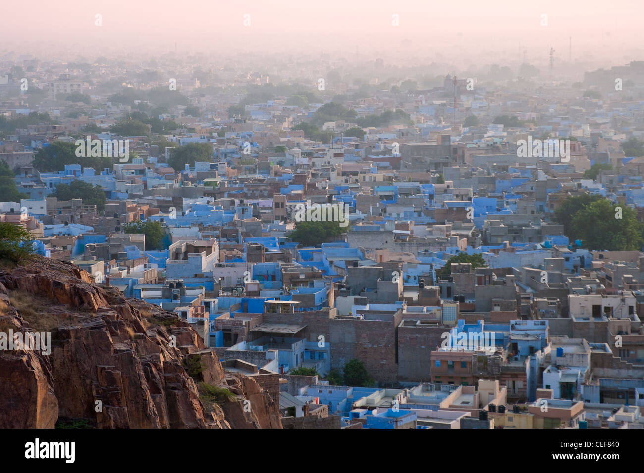 Maisons bleu avec Meherangarh Fort, le majestueux, Jodphur, Rajasthan, Inde Banque D'Images