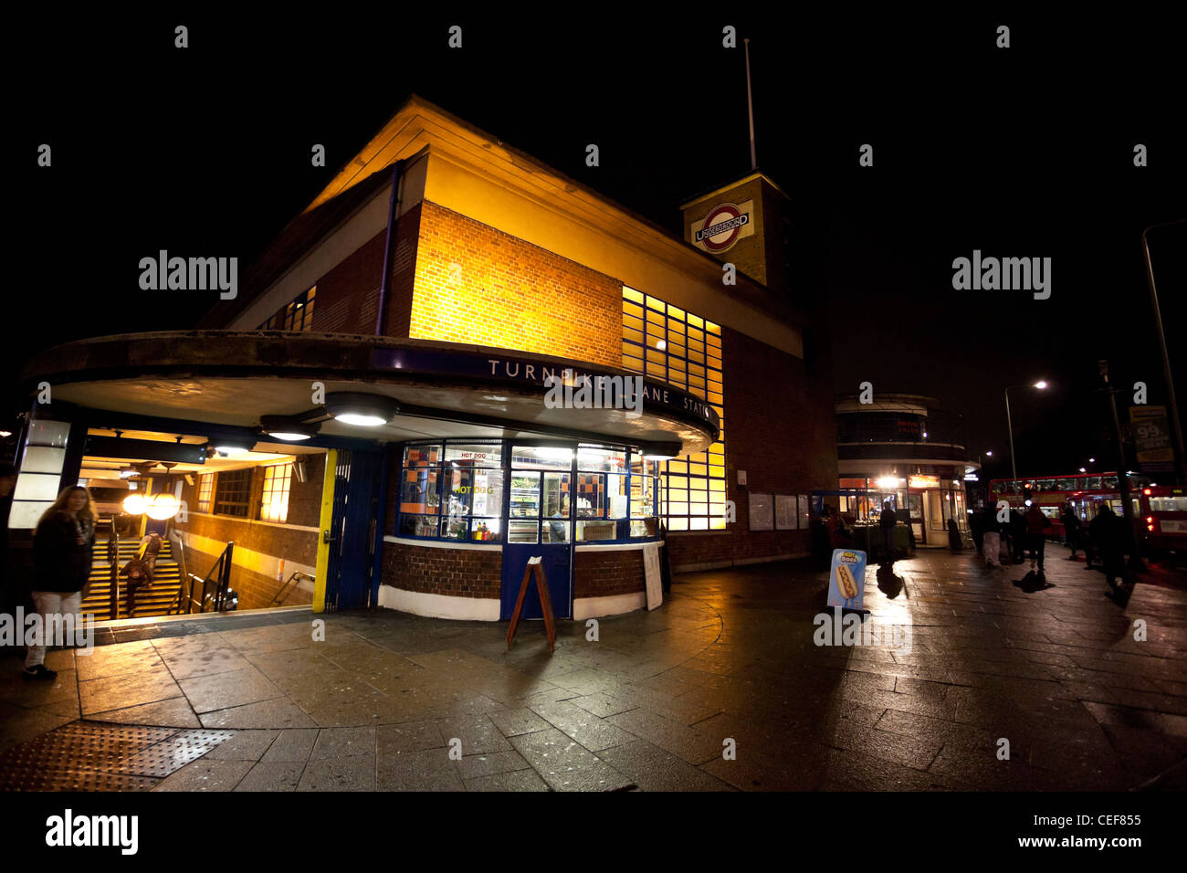 La station de métro Turnpike Lane la nuit, Londres, Angleterre, Royaume-Uni Banque D'Images