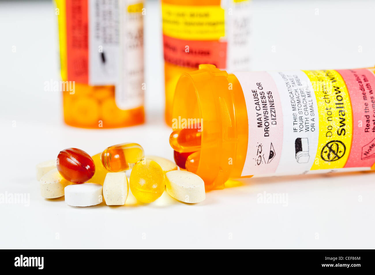 Vitamines colorées de renverser la bouteille de prescription avec des avertissements Banque D'Images