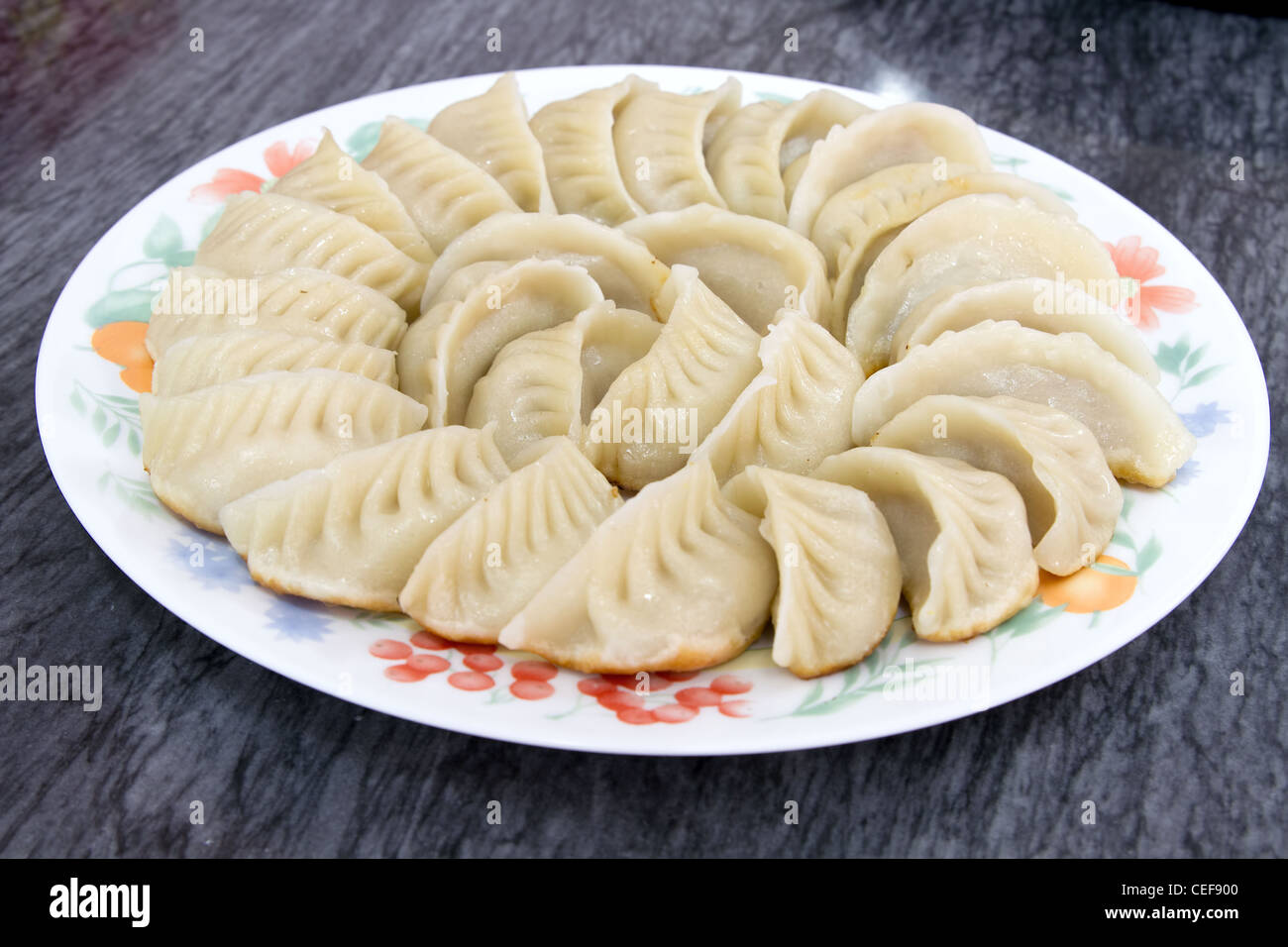 Assiette de boulettes de porc chinois Potstickers plat apéritif Asiatique Banque D'Images