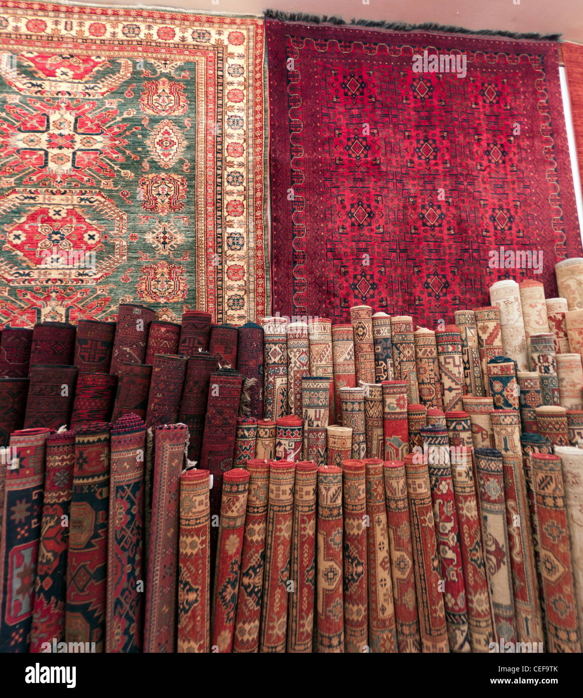 Les tapis persans d'être vendu dans une boutique de Riyad Banque D'Images