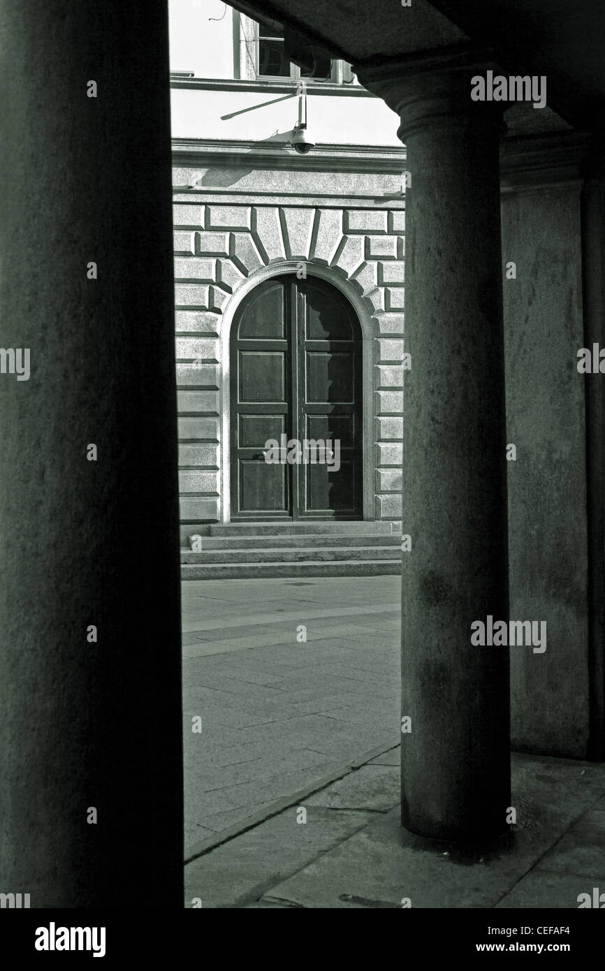 À l'intermédiaire de piliers pour une vieille porte en Italie Banque D'Images
