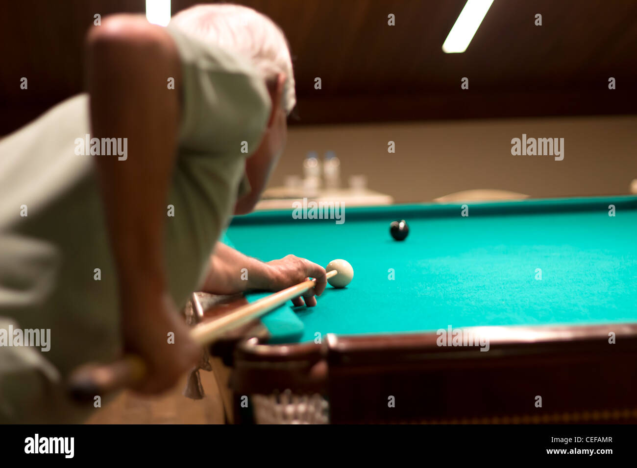 Un vieil homme jouant au billard Banque D'Images