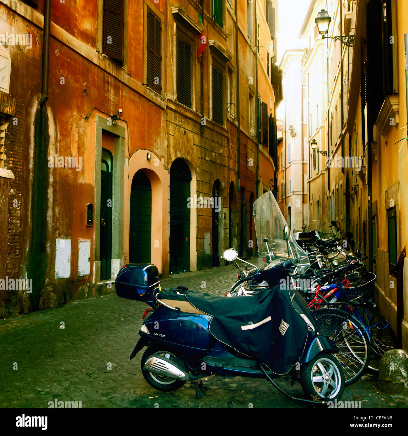 Old street dans le centre historique de Rome avec les scooters et bicyclettes Banque D'Images
