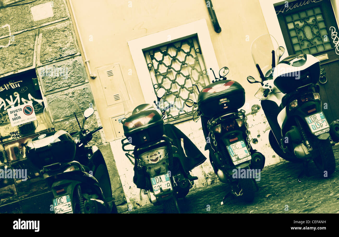 Quatre scooter dans le centre historique de Rome, Latium, Italie Banque D'Images