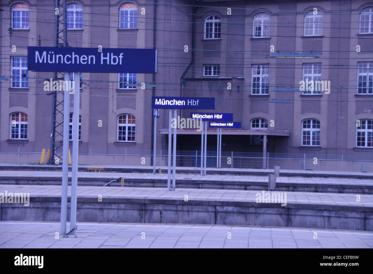 Munchen Hbf signes en début de matinée à la gare de Munich Banque D'Images