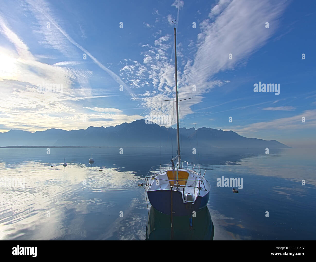 Bateau à l'arrêt sur le lac Léman à Montreux sur un clair matin d'hiver Banque D'Images
