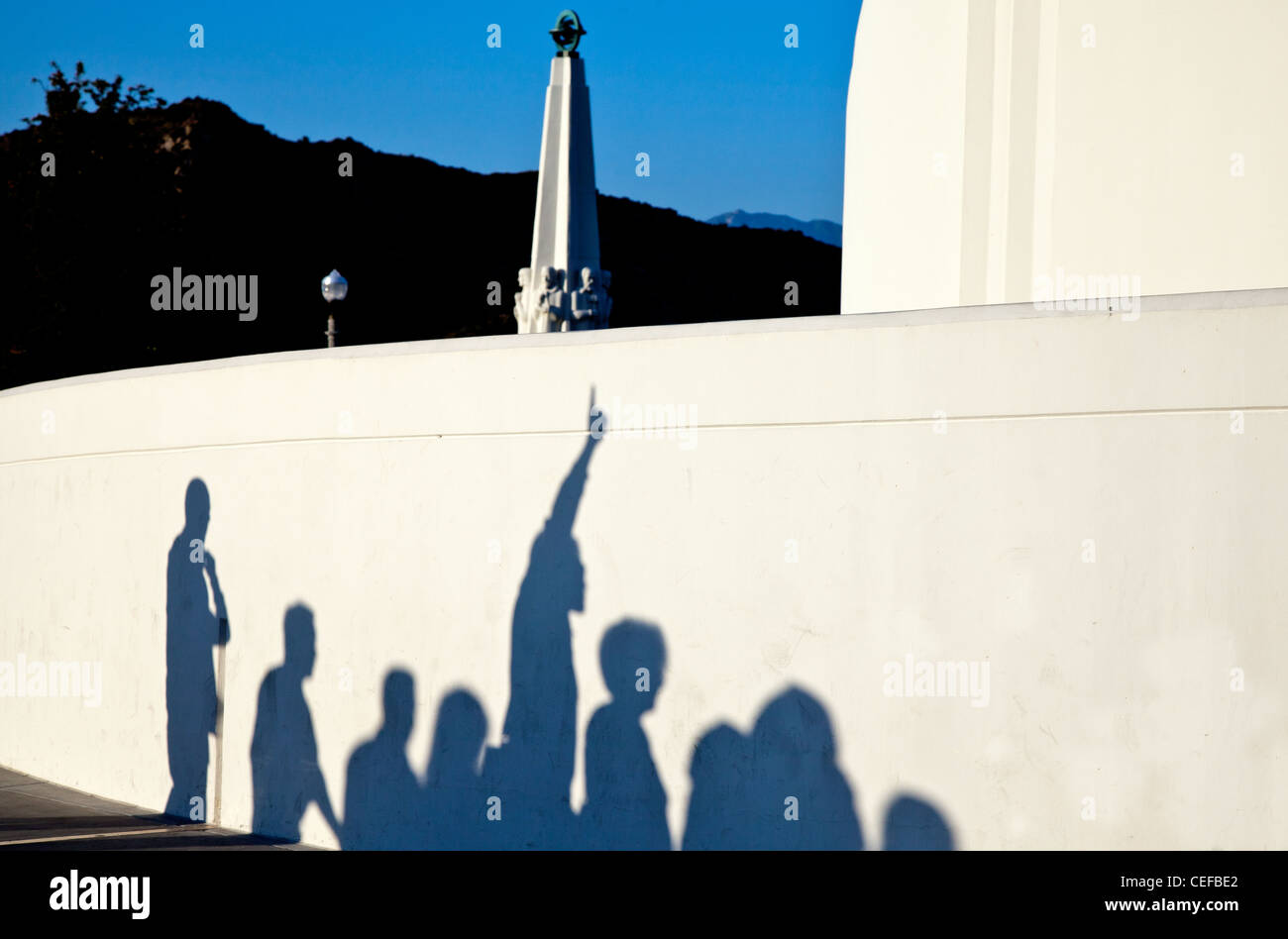 États-unis, Californie, Los Angeles, les ombres sur le mur de l'Observatoire de Griffith au coucher du soleil Banque D'Images