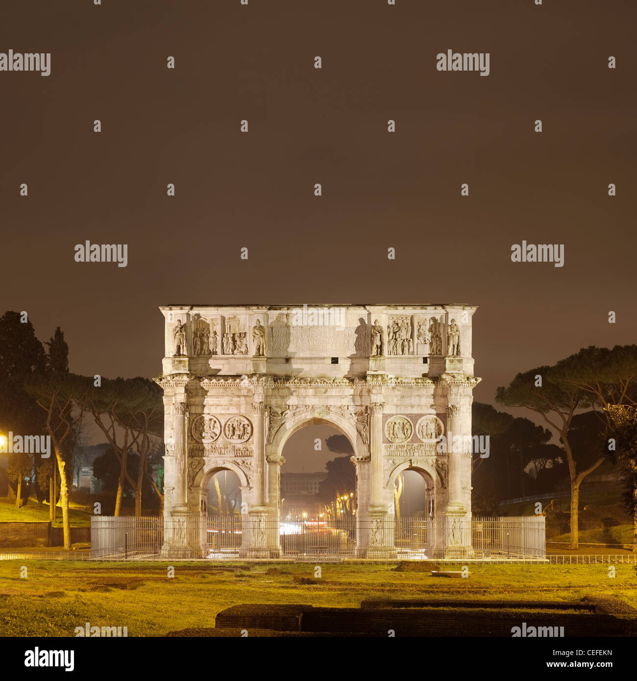 Arc de Constantin lit up at night Banque D'Images