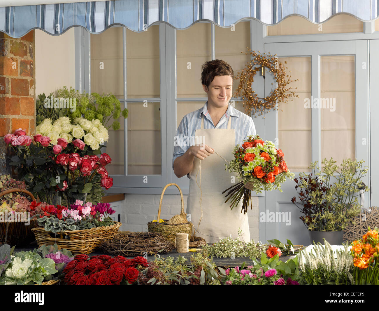 L'organisation de fleuriste bouquet dans shop Banque D'Images