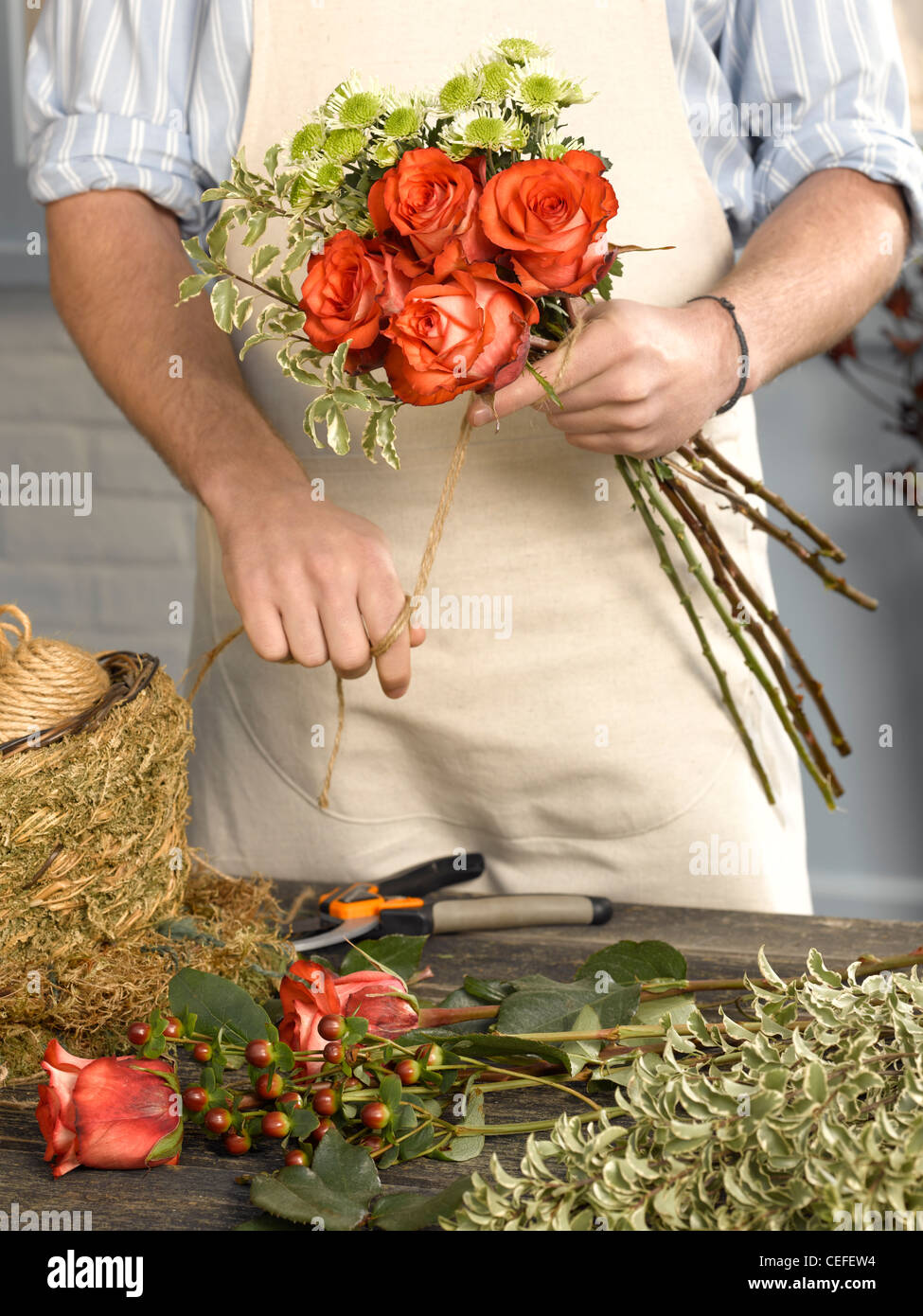 Liage fleuriste bouquet dans shop Banque D'Images