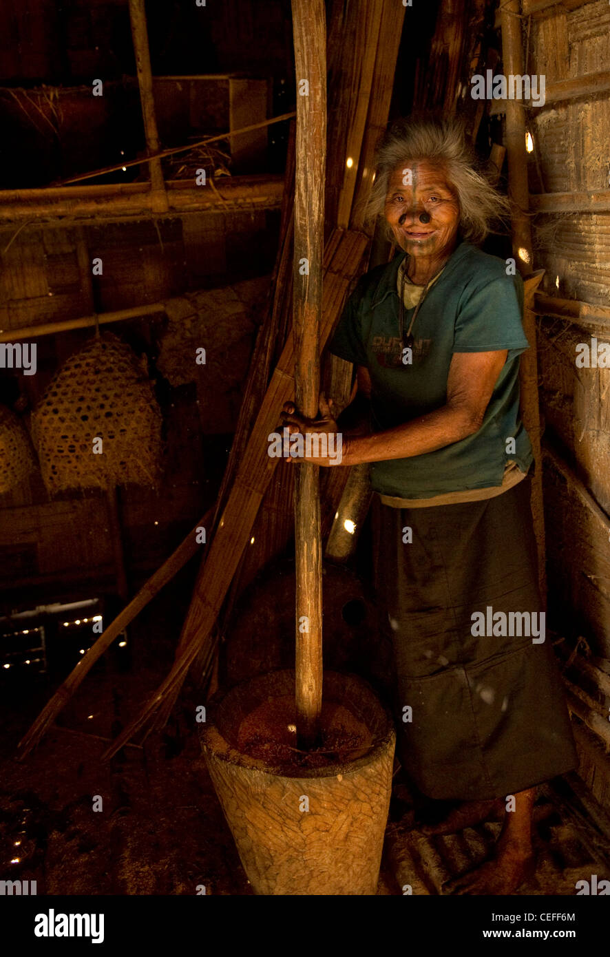 Une femme Apatani tribales de l'Arunachal Pradesh, paddy nettoyage Banque D'Images