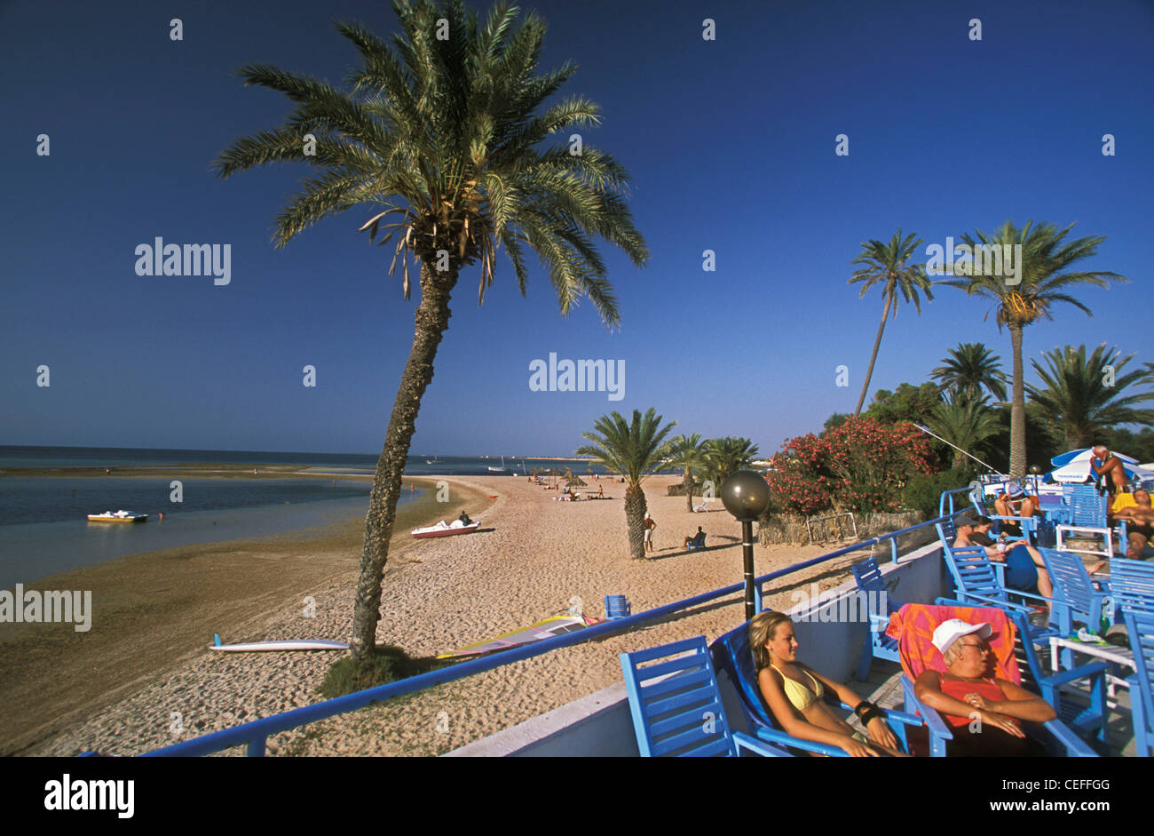 L'île de Kerkennah (Tunisie). Vue depuis le Grand Hôtel à Sidi Fredj, une zone touristique sur la plage Banque D'Images