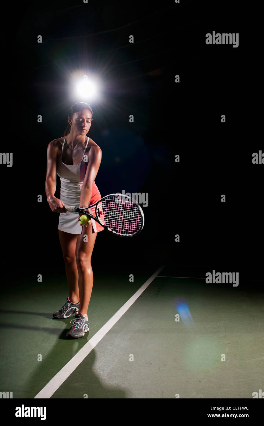 Femme jouant au tennis à l'intérieur Banque D'Images