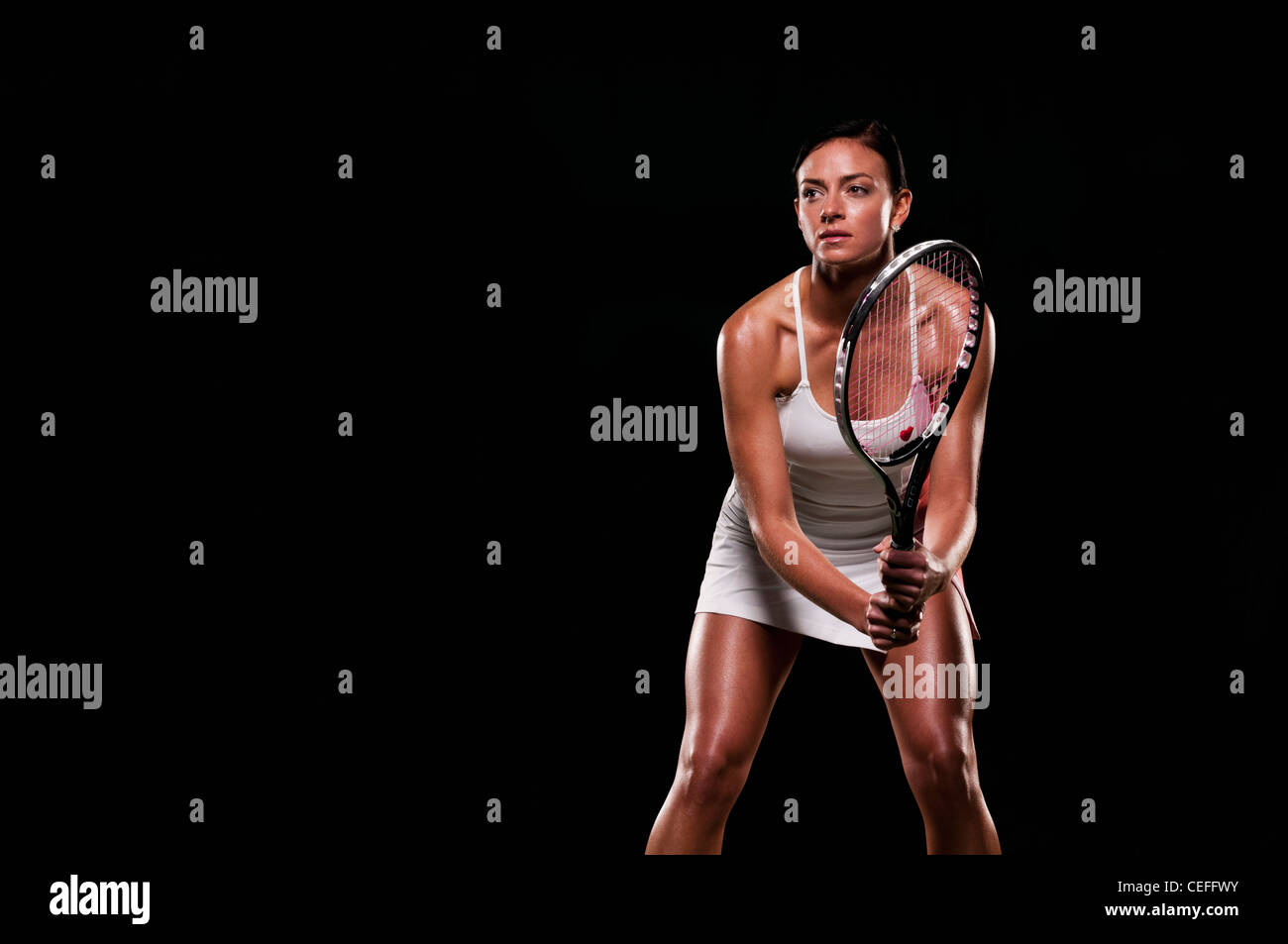 Femme jouant au tennis à l'intérieur Banque D'Images