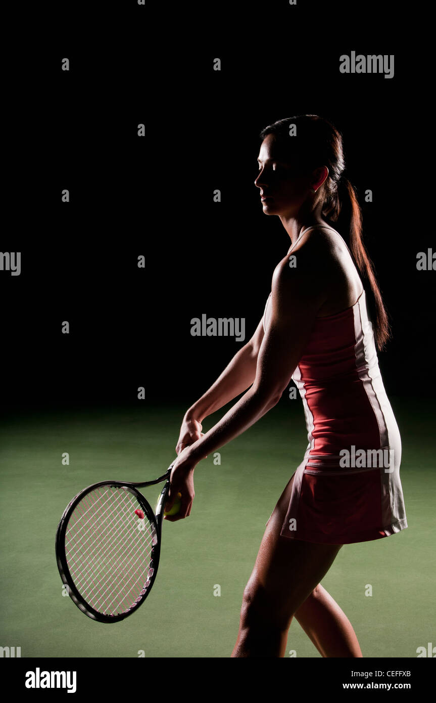 Femme jouant au tennis à l'intérieur Banque D'Images